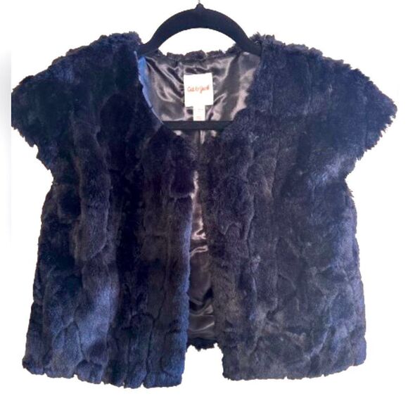 Cat & Jack Faux Fur Vest. Fully lined with hook closure - Picture 1 of 7